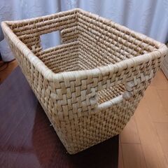 無印良品のバスケット(横27cm、奥行39cm、深さ29cm)の画像