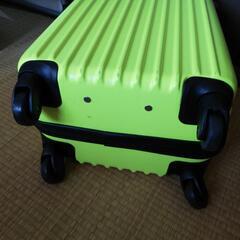 レモンカラー小型スーツケースの画像