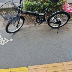 【リサイクルショップどりーむ鹿大前店】　No289　折りたたみ自転車　20インチ　折りたたみOK♪　黒色　シフター故障の為　3段から６段までしかできないです(>_<)の画像