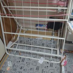 壊れた折り畳みベット