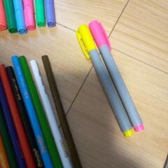 色鉛筆、色ペン、蛍光ペン全部まとめての画像