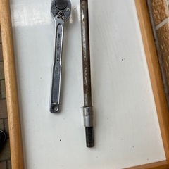 ラチェットハンドルとロングソケットハンドルの画像