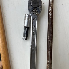 ラチェットハンドルとロングソケットハンドルの画像