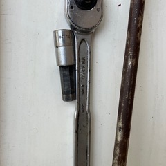 ラチェットハンドルとロングソケットハンドルの画像