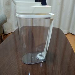 冷水筒ピッチャー(取っ手から注ぎ口までの奥行18cm、幅10cm...