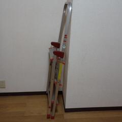 ■（長谷川工業）脚立、全長：124cm  天板高さ：65cm 最大荷重：100kgの画像