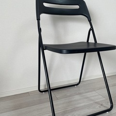 IKEAの折りたたみ椅子NISSE ブラックの画像