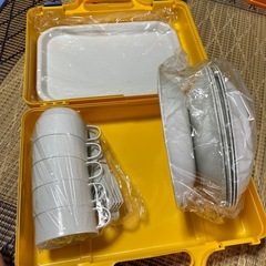 持ち運べる皿等セット
の画像