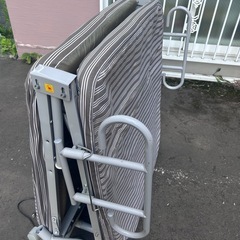 折りたたみ式シングルベッド（サイズ調整可能・良好品）の画像