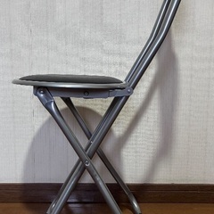 不二貿易 チェア パイプチェアー 幅30×奥行46×高さ77㎝ ブラック 合成皮革 VPC 折りたたみ 椅子 スリムの画像