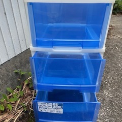 中古品　青色プラスチック衣装ケース 4段 300Lの画像