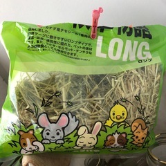 ウサギ、小動物用のエサとトイレに入れる固形物の画像