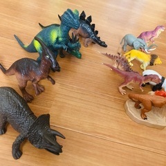 恐竜のフィギュアなどの画像