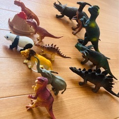 恐竜のフィギュアなどの画像