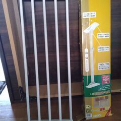 地震対策つっかえ棒と便利な収縮棚・コーヒーメーカー