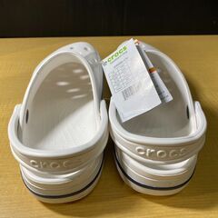 S784/クロックス ユニセックス バヤバンド サンダル ホワイト/ネイビー M6W8/24cm　優れた耐水性とクッション性の画像