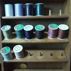 カントリーママの店頭用糸什器とDual Duty PLUSキルト糸18個セットの画像