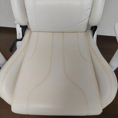 ニトリ ゲーミングチェア 白の画像