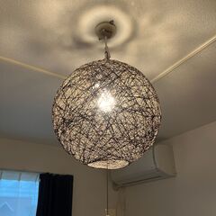 ペンダントライト・編み込み球形照明器具の画像
