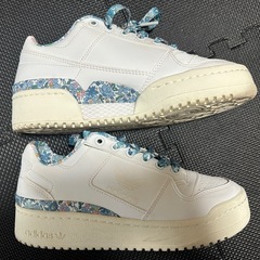 リバティ　adidas スニーカー　の画像