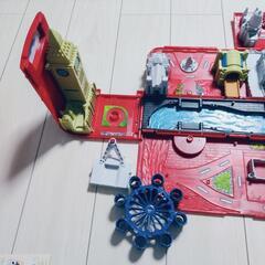 大きなロンドンバス★知育玩具★珍しい★
2つの遊び方（車と広げて街並み）が楽しめる2-in-1のおもちゃの画像