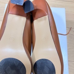 キャラメル色パンプスの画像