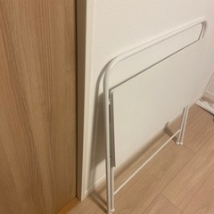 折りたたみ式のデスクの画像