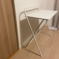 折りたたみ式のデスクの画像
