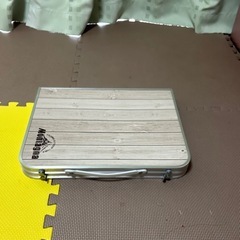 BBQコンロと折りたたみテーブルセットの画像