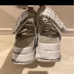 22.5 ツイードパールビジュー厚底サンダル アイボリー　ホワイトの画像