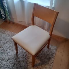 ダイニングテーブルと椅子4脚の画像