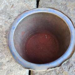 鳳凰図染付手あぶり　ひびを銅板で巻いてあります　鉢カバーなどに　外径約18cm 高さ約19cmの画像