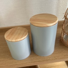 小物まとめて　カゴ　花瓶　ブリキ缶
の画像