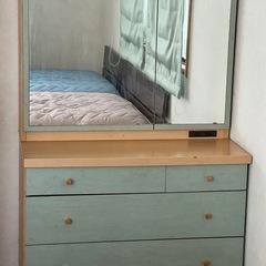 鏡付きチェストの画像