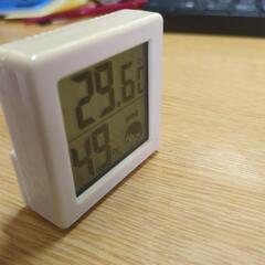 デジタル温度　横5.5センチ　高さ5.5センチ　厚み2センチ　温度は正確ですが。湿度が？？ですの画像