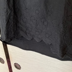刺繍入りブラックカットソーの画像