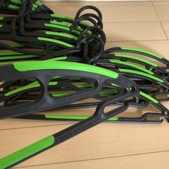 しっかりしたつくりのハンガー　16本の画像