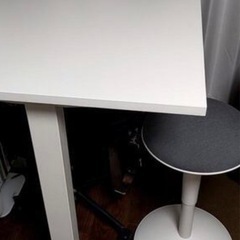 IKEA 昇降式スタンディングデスク、椅子の画像
