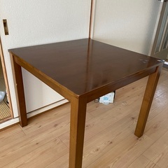 ブラウン　テーブルの画像