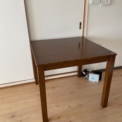 ブラウン　テーブルの画像