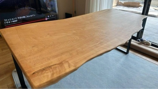 お話し中です　栃　一枚板　ダイニングテーブル