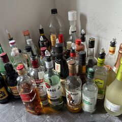 閉店したバーに残されたお酒30数本