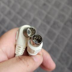 テレビアンテナ線と分配器の画像