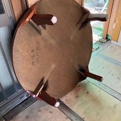 レトロな円卓の画像