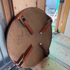レトロな円卓の画像