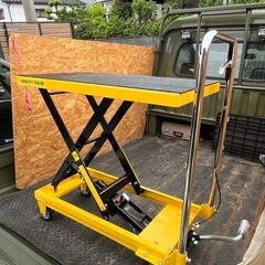 お話中　荷物の積み下ろしにハンドリフターの画像