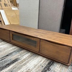 重厚な無垢材をふんだんに使用したローボード 無垢材をふんだんに使ったシックなローボード