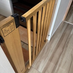 天然木製ベビーゲートの画像