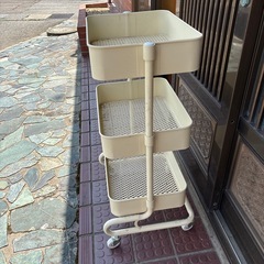 キャスター付きの棚の画像
