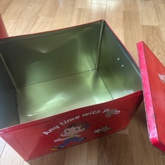 ぺこちゃんの筒形缶と箱型ケースの画像